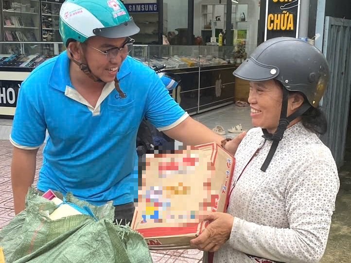 Sau giờ làm việc, anh Nguyễn Đức Hưng thăm hỏi tặng quà cho công nhân, người lao động tự do có hoàn cảnh khó khăn. Ảnh: Nhân vật cung cấp