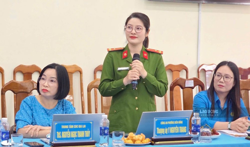 Đại diện Công an phường phát biểu tại hội nghị. Ảnh: Công đoàn Diên Hồng 