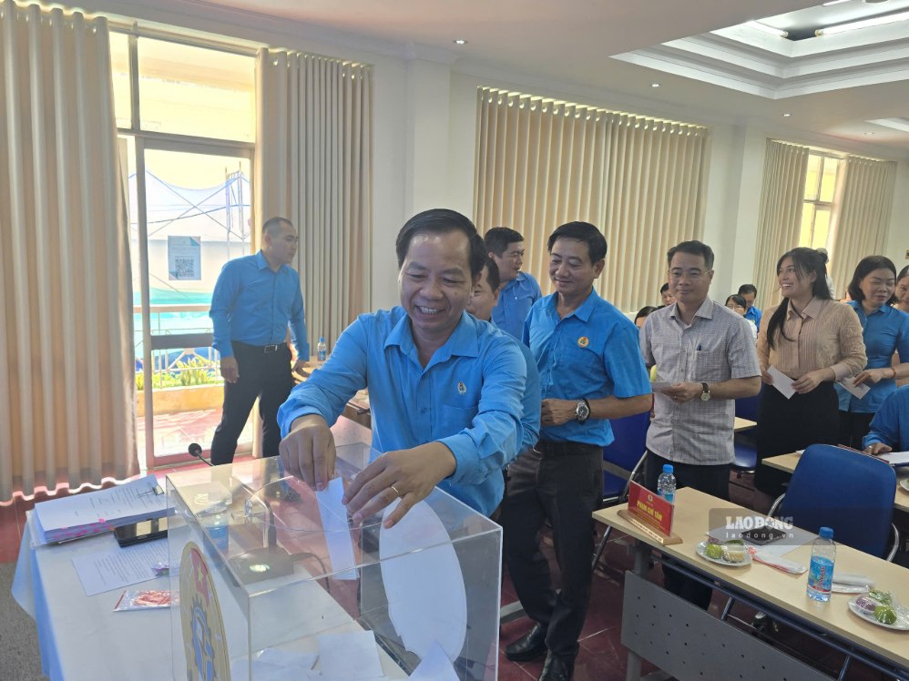 Các đại biểu bỏ phiếu bầu ông Võ Khắc Thái giữ chức vụ Chủ tịch LĐLĐ TPHCM nhiệm kỳ 2025 - 2030. Ảnh: Nam Dương