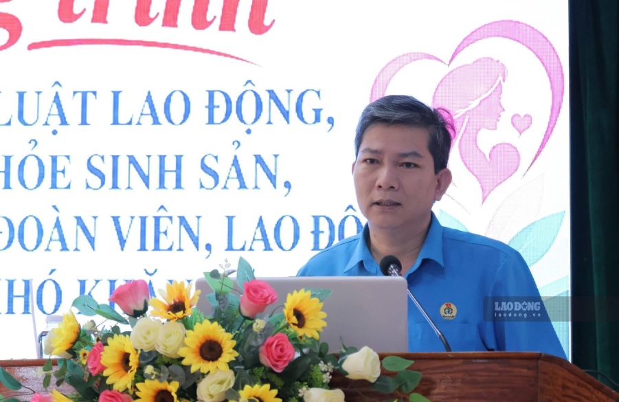 Ông Nguyễn Ngọc Trang, Phó Chủ tịch Liên đoàn Lao động tỉnh Quảng Ngãi phát biểu tại chương trình. Ảnh: Quốc Chinh - Cán bộ Liên đoàn Lao động tỉnh Quảng Ngãi