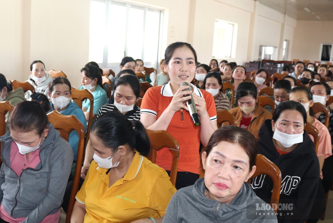 Nhiều nữ đoàn viên công đoàn hỏi chuyên gia về sức khoẻ sinh sản tại buổi nói chuyện chuyên đề tại Cà Mau. Ảnh: Thiệu Vũ (LĐLĐ Cà Mau).