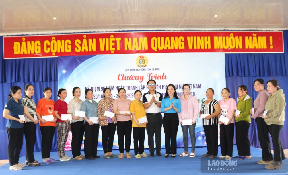 LĐLĐ Cà Mau trao 30 suất quà cho đoàn viên công đoàn có hoàn cảnh khó khăn. Ảnh: Thiệu Vũ (LĐLĐ Cà Mau)