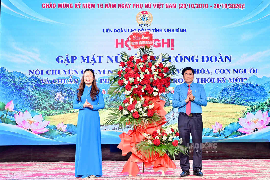 Ông Nguyễn Hải Long - Chủ tịch LĐLĐ tỉnh Ninh Bình tặng hoa, chúc mừng đội ngũ nữ cán bộ công đoàn trên địa bàn tỉnh. Ảnh: Nguyễn Trường (chụp ngày 16.10)