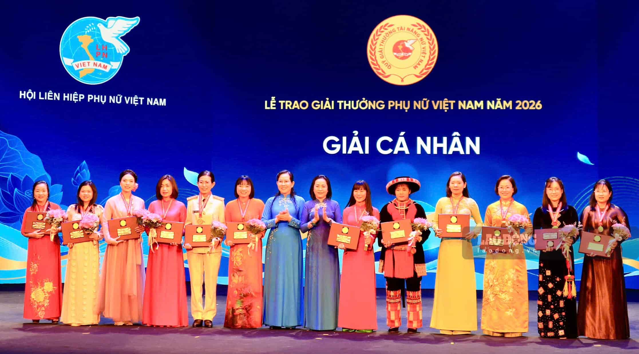 Bà Lê Thị Thuỷ - Chủ tịch Hội Liên hiệp Phụ nữ Việt Nam và bà Nguyễn Thị Thanh - Ủy viên Ban Chấp hành Trung ương Đảng, Phó Chủ tịch Quốc hội nước Cộng hòa Xã hội Chủ nghĩa Việt Nam trao Giải thưởng Phụ nữ Việt Nam năm 2026 cho 12 cá nhân có thành tích xuất sắc
