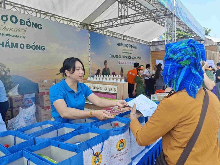 El Sindicato Provincial de Dien Bien contribuye con dinero, bienes y artículos de primera necesidad para participar en la "Feria de 0 VND - Cálido Amor Fronterizo". Foto: Federación Laboral de Dien Bien.