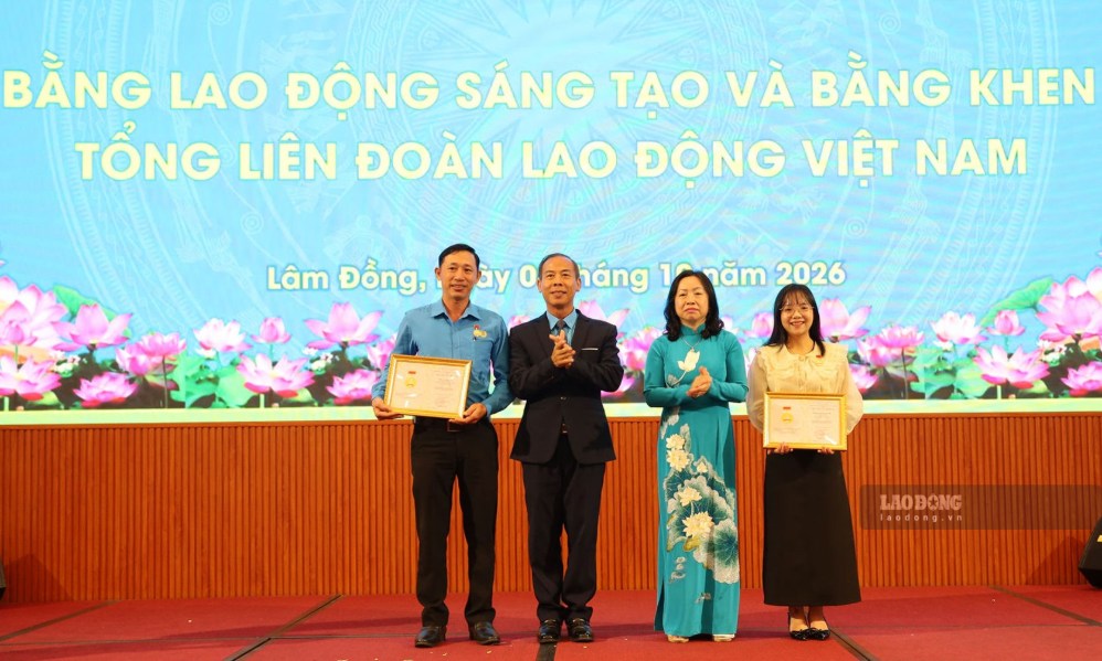 Trao Bằng Lao động sáng tạo của Tổng Liên đoàn Lao động Việt Nam cho 2 cá nhân có thành tích tiêu biểu trong phong trào thi đua “Lao động giỏi, Lao động sáng tạo”, trong đó có Chủ tịch Công đoàn cơ sở Công ty Cổ phần Tàzon. Ảnh: Phạm Duy (chụp tháng 10.2026).