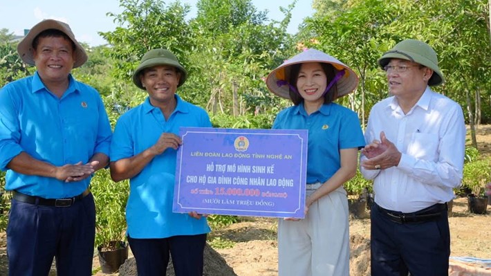 Dos miembros del sindicato en Nghệ An reciben apoyo para restaurar sus medios de vida después del incendio. Foto: Sindicato de Nghệ An publicada el 17 de octubre
