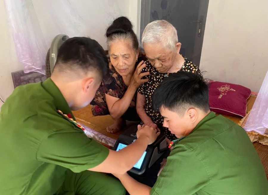 La policía llega a casa para obtener la identificación de una anciana de 102 años en Phú Thọ