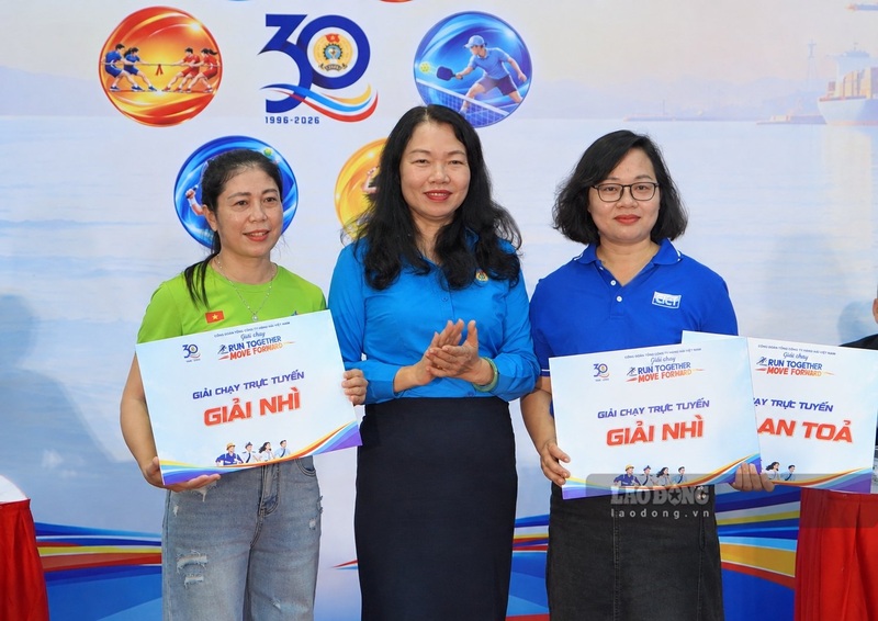 Tại lễ khai mạc, Ban Tổ chức cũng trao giải cuộc thi chạy trực tuyến cho các đơn vị có thành tích xuất sắc. Ảnh: Mai Dung