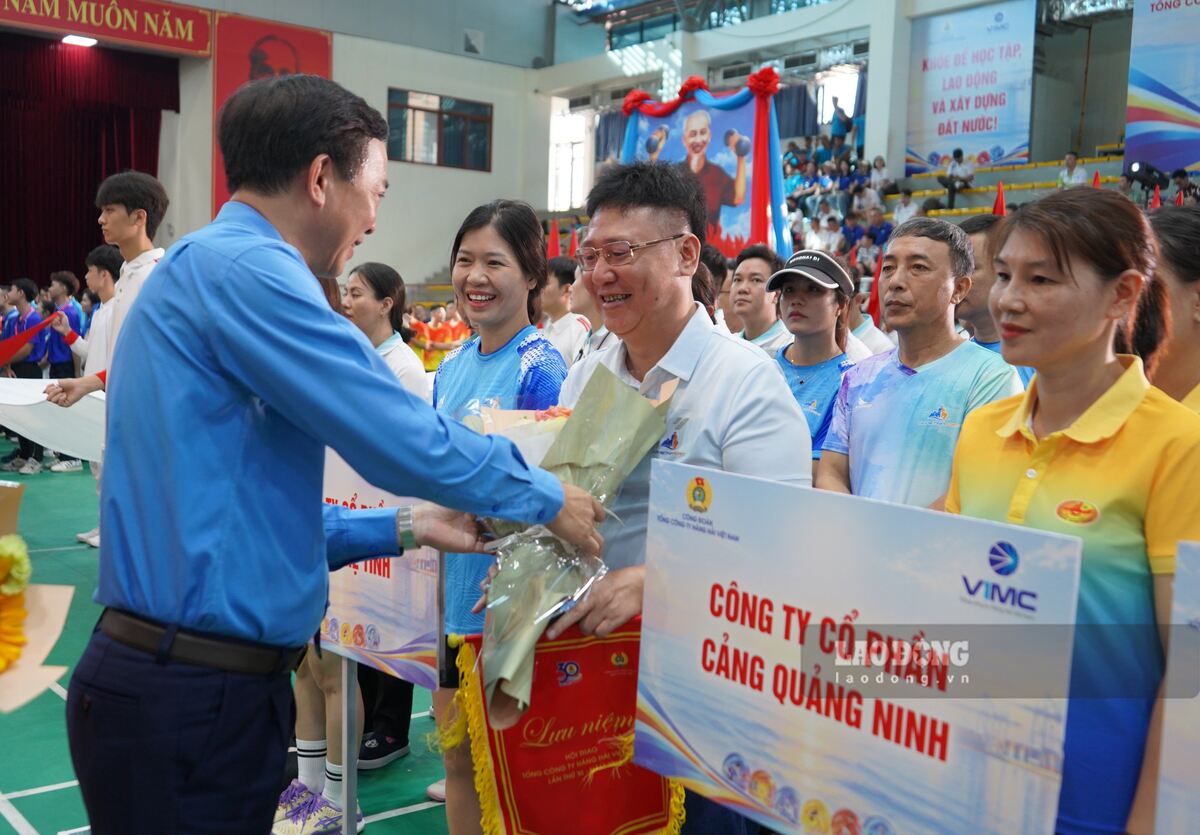 Ban Tổ chức tặng hoa, cờ lưu niệm cho các đội tham gia. Ảnh: Mai Dung