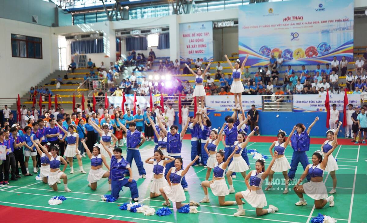 Các tiết mục khuấy động không khí Hội thao khu vực phía Bắc. Ảnh: Mai Dung