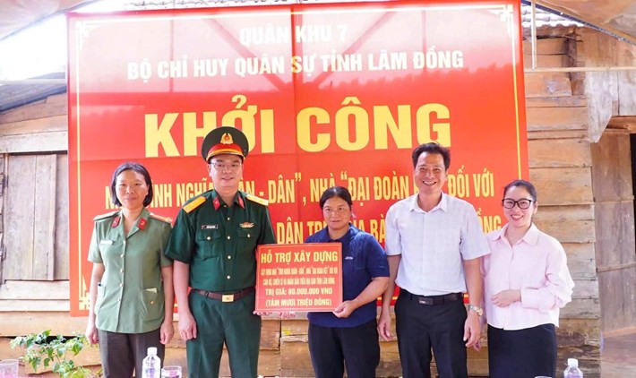 Las unidades entregan apoyo para construir casas de gratitud militar-civil para la familia de la Sra. Nguyen Thi Hang. Foto: Comando Militar de la comuna de Duc Lap