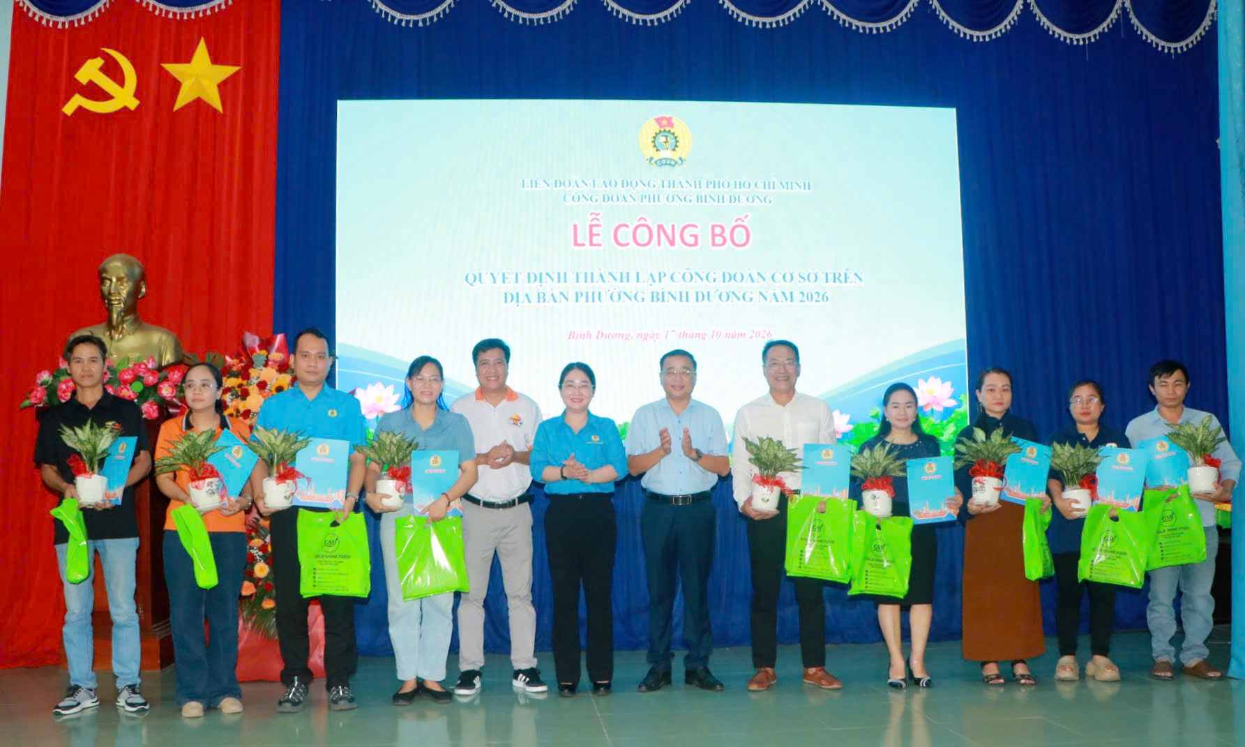 Lãnh đạo LĐLĐ TPHCM và lãnh đạo phường Bình Dương trao quyết định thành lập CĐCS. Ảnh: Đình Trọng