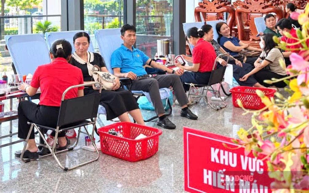 Đoàn viên công đoàn Cà Mau hiến máu cứu người ngày 17.10.2026. Ảnh: Thiệu Vũ (LĐLĐ Cà Mau).