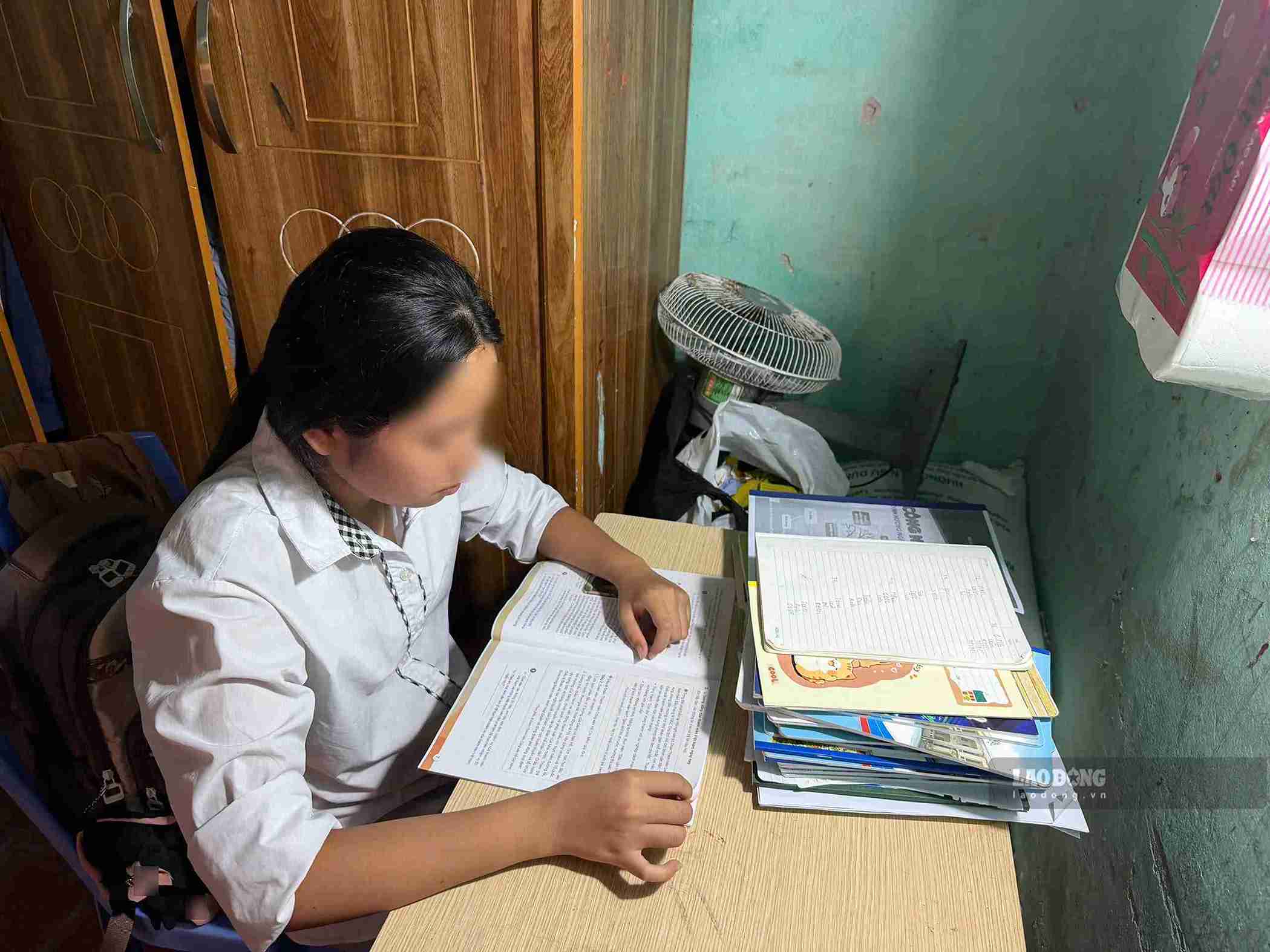 Em Vũ Ngọc Hân mồ côi cả cha lẫn mẹ, hiện sống cùng gia đình cậu mợ. Ảnh: Mai Hương 