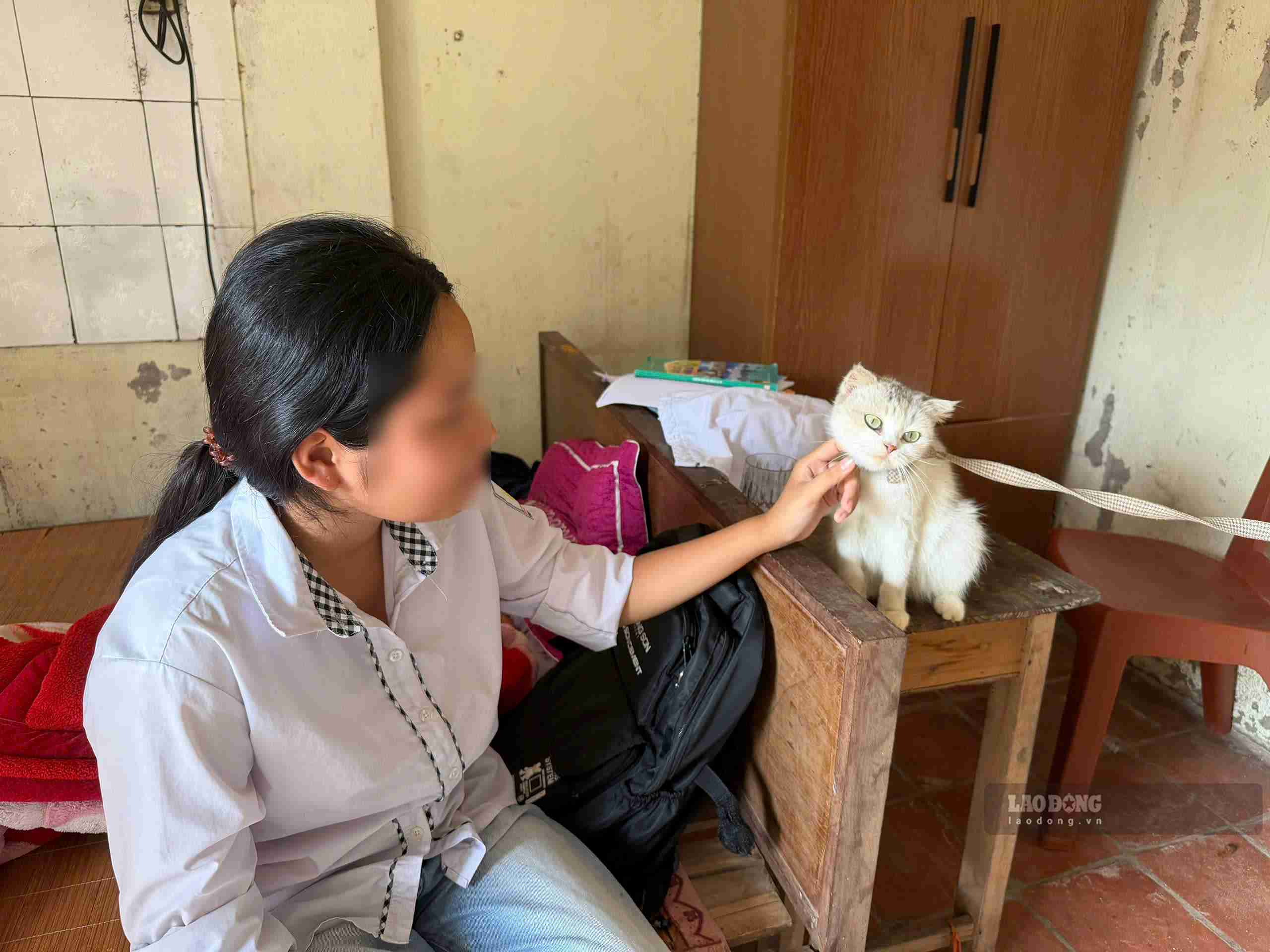 Ở tuổi 14, Hân đã phải trải qua nỗi đau mất cả cha lẫn mẹ, sớm chịu nhiều thiệt thòi so với bạn bè cùng trang lứa. Ảnh: Mai Hương 