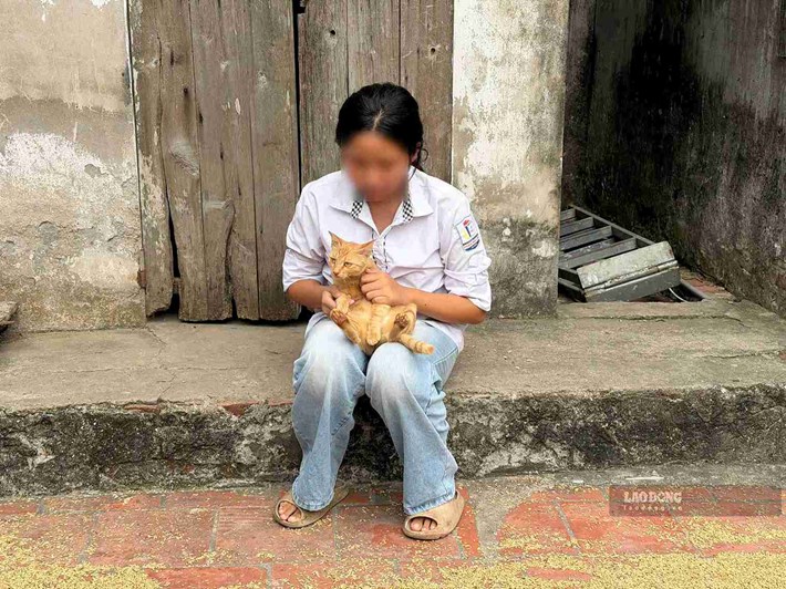 Après les bouleversements familiaux, Hân a été accueillie par son oncle Trần Văn Tuấn et sa tante Đỗ Thị Hảo pour être soignée et élevée. Photo: Mai Hương