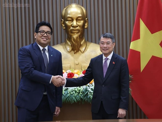 레민흥 정치국 위원 겸 총리가 페트로나스 대표단의 베트남 방문 및 업무를 맞아 텡쿠 무함마드 타우피크 말레이시아 국영 석유 가스 그룹(PETRONAS) 회장 겸 총괄 이사를 접견하고 있습니다. 사진: chinhphu. vn