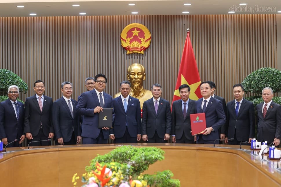 Ủy viên Bộ Chính trị, Thủ tướng Chính phủ Lê Minh Hưng chứng kiến trao Thỏa thuận Liên minh Chiến lược (SAA) giữa PETRONAS và Petrovietnam. Ảnh: chinhphu.vn