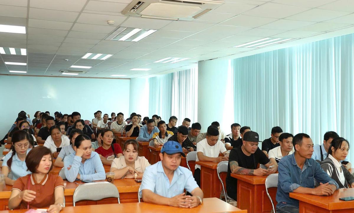 Hơn 400 công nhân, viên chức, người lao động Công ty Môi trường - TKV tham gia lớp huấn luyện an toàn lao động. Ảnh: Văn Thuấn