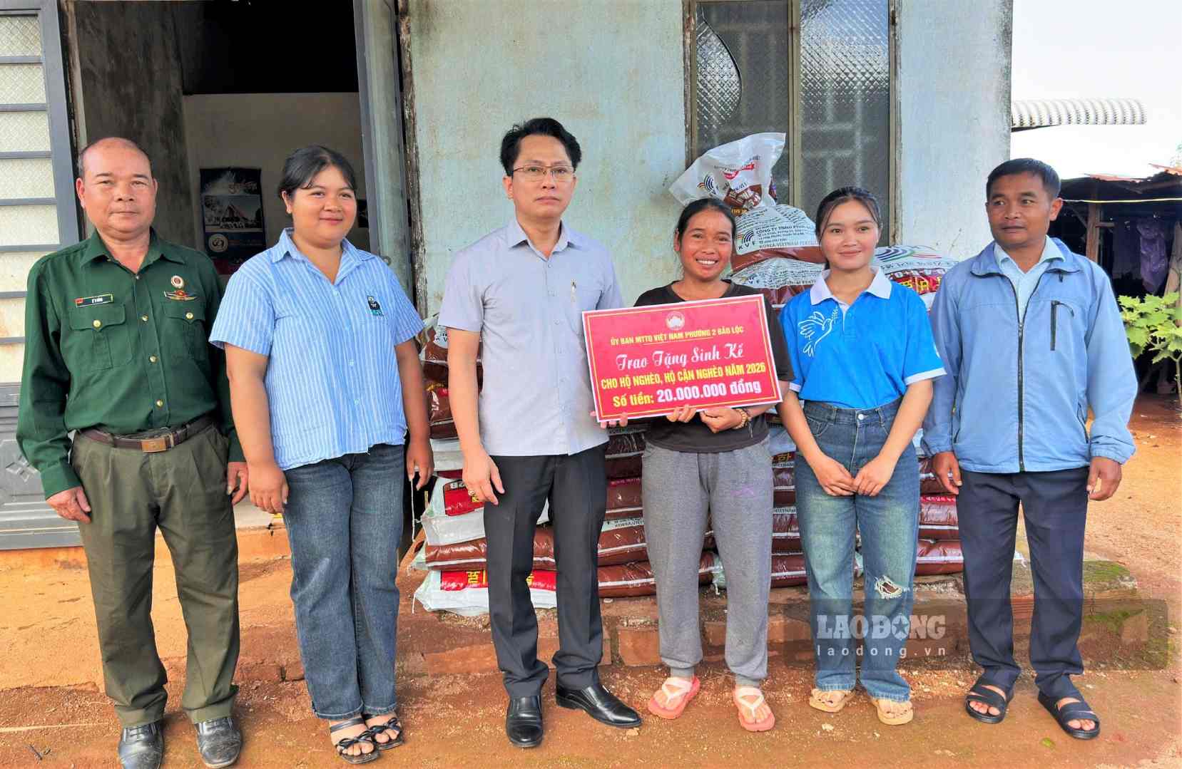 Lãnh đạo Ủy ban Mặt trận Tổ quốc Việt Nam phường 2 Bảo Lộc trao sinh kế cho hộ khó khăn. Ảnh: Phúc Khánh 