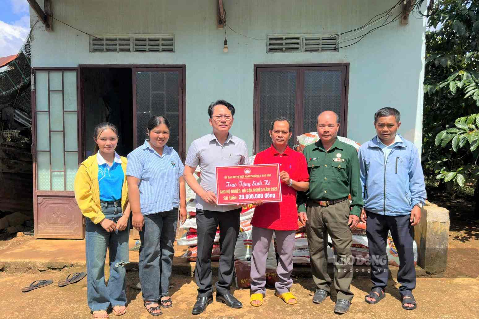 Bà con đồng bào dân tộc thiểu số phường 2 Bảo Lộc nhận sinh kế phát triển sản xuất. Ảnh: Phúc Khánh 