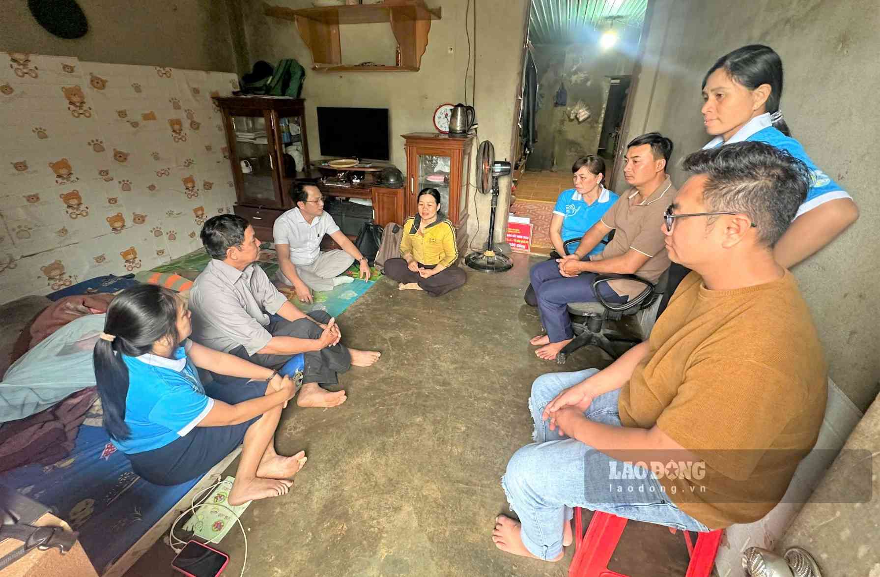 Cán bộ Mặt trận phường 2 Bảo Lộc hướng về cơ sở lắng nghe tâm tư, nguyện vọng của người dân. Ảnh: Phúc Khánh 