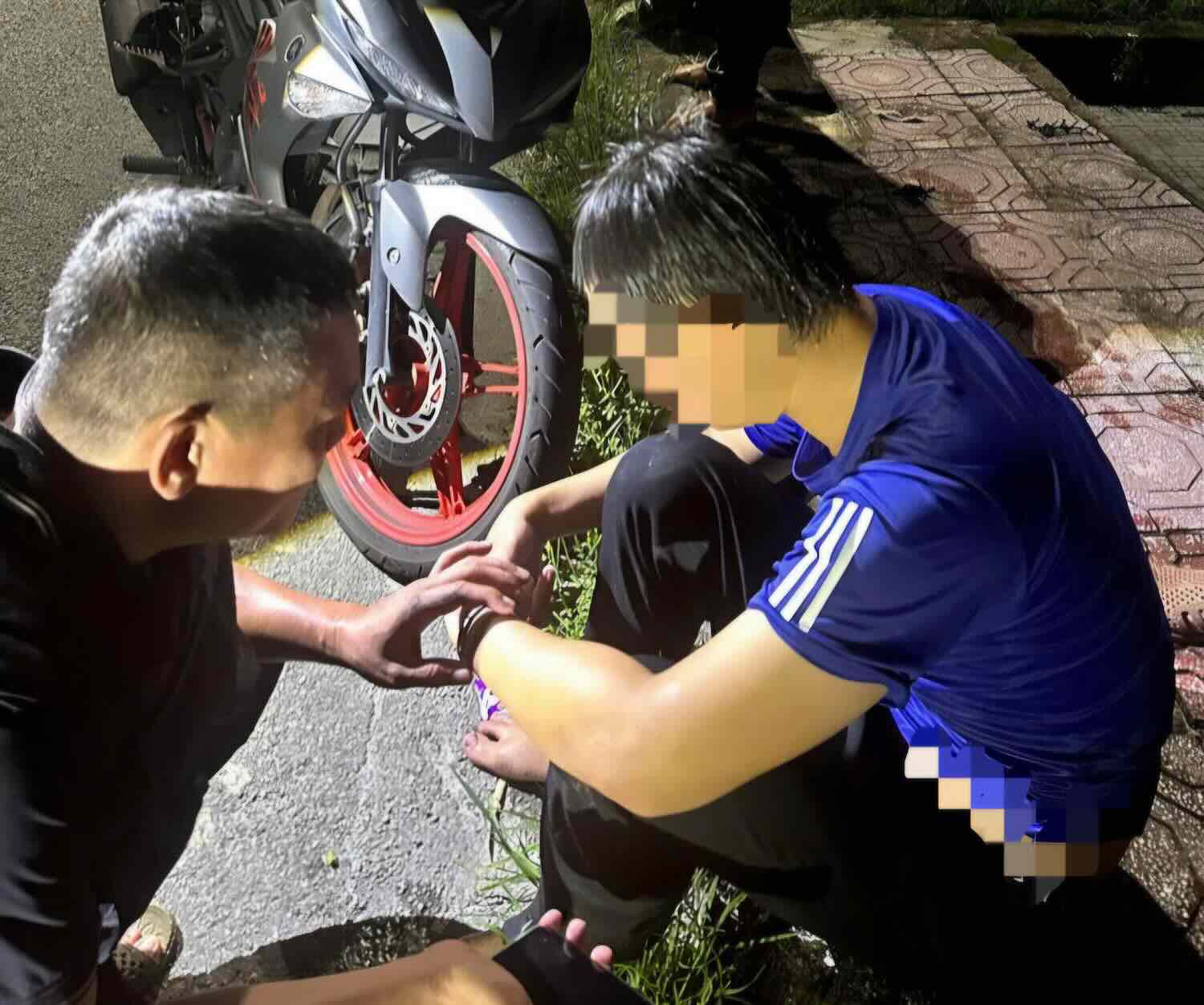Patrulla detecta ruido, la policía de Hue rescata a tiempo a personas en el río