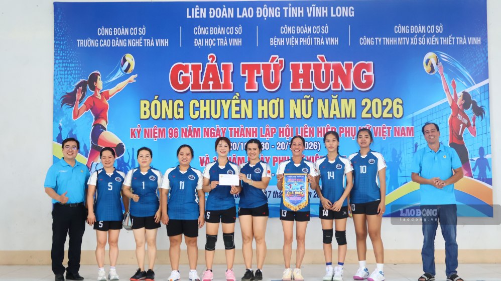 Ban tổ chức trao thưởng cho các đội bóng chuyền hơi nữ. Ảnh: Hoàng Lộc (chụp ngày 17.10.2026) 