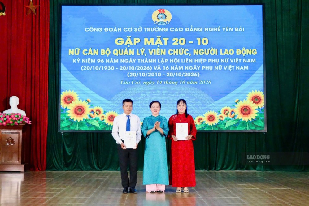 Bà Đỗ Thị Thanh Thủy, Phó Hiệu trưởng, Chủ tịch CĐCS Trường Cao đẳng Nghề Yên Bái trao giải Nhì cho Tổ Công đoàn Khoa Nghệ thuật và Tổ Công đoàn Khoa Công nghệ ô tô & VHM. Ảnh: Thu Hiền