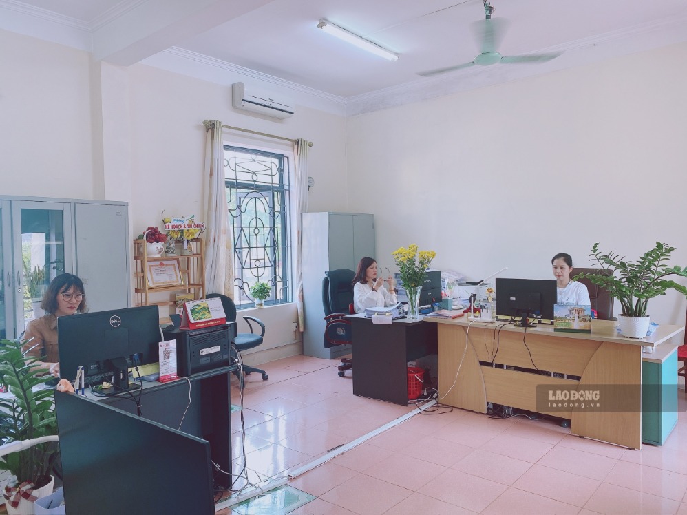Góc làm việc được các cán bộ, đoàn viên chỉnh trang với không gian gọn gàng, xanh mát giúp không gian làm việc được thân thiện hài hòa hơn.