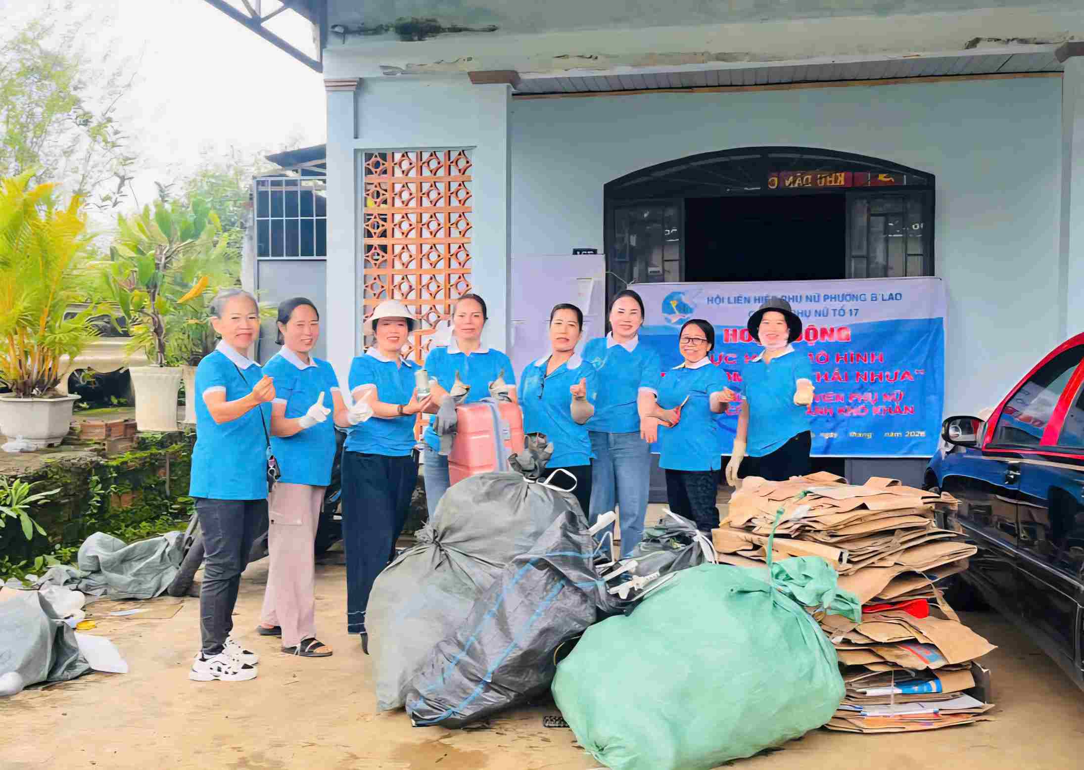 Phụ nữ B'Lao thu gom, phân loại rác gây quỹ triển khai các mô hình an sinh xã hội. Ảnh: Phụ nữ phường B'Lao