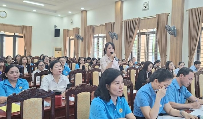 Trabajadores solicitando en el programa "Escucha a los miembros del sindicato, los trabajadores hablan" (foto tomada en octubre de 2026). Foto: Sindicato de Quang Tri