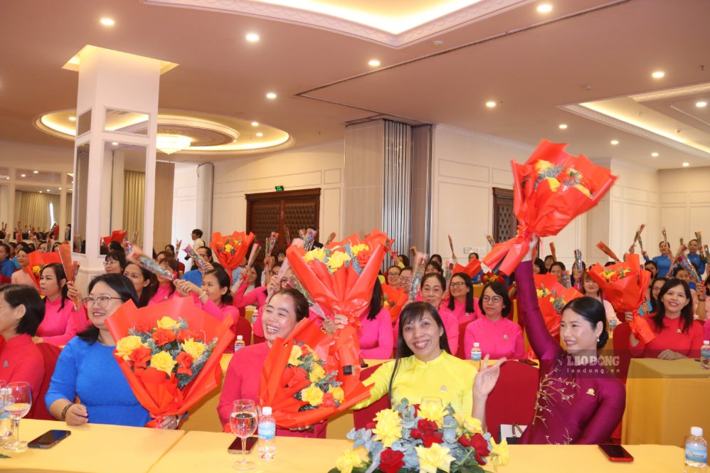 Nữ đoàn viên Công ty Yến sào Khánh Hòa nhận hoa chúc mừng ngày Quốc tế Phụ nữ 8.3 từ lãnh đạo Công ty. Ảnh: Phương Linh