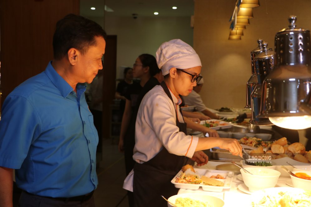 Nữ đoàn viên CĐCS Công ty Cổ phần T.D thưởng thức Bữa cơm Công đoàn được triển khai nhân Tháng Công nhân 2026. Ảnh: Phương Linh