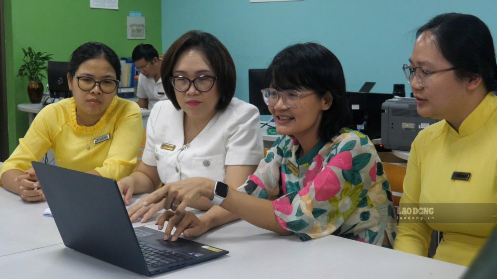 TS. Dương Thùy Vân đang hướng dẫn các nữ đồng nghiệp sử dụng AI trong giảng dạy. Ảnh: Anh Tú