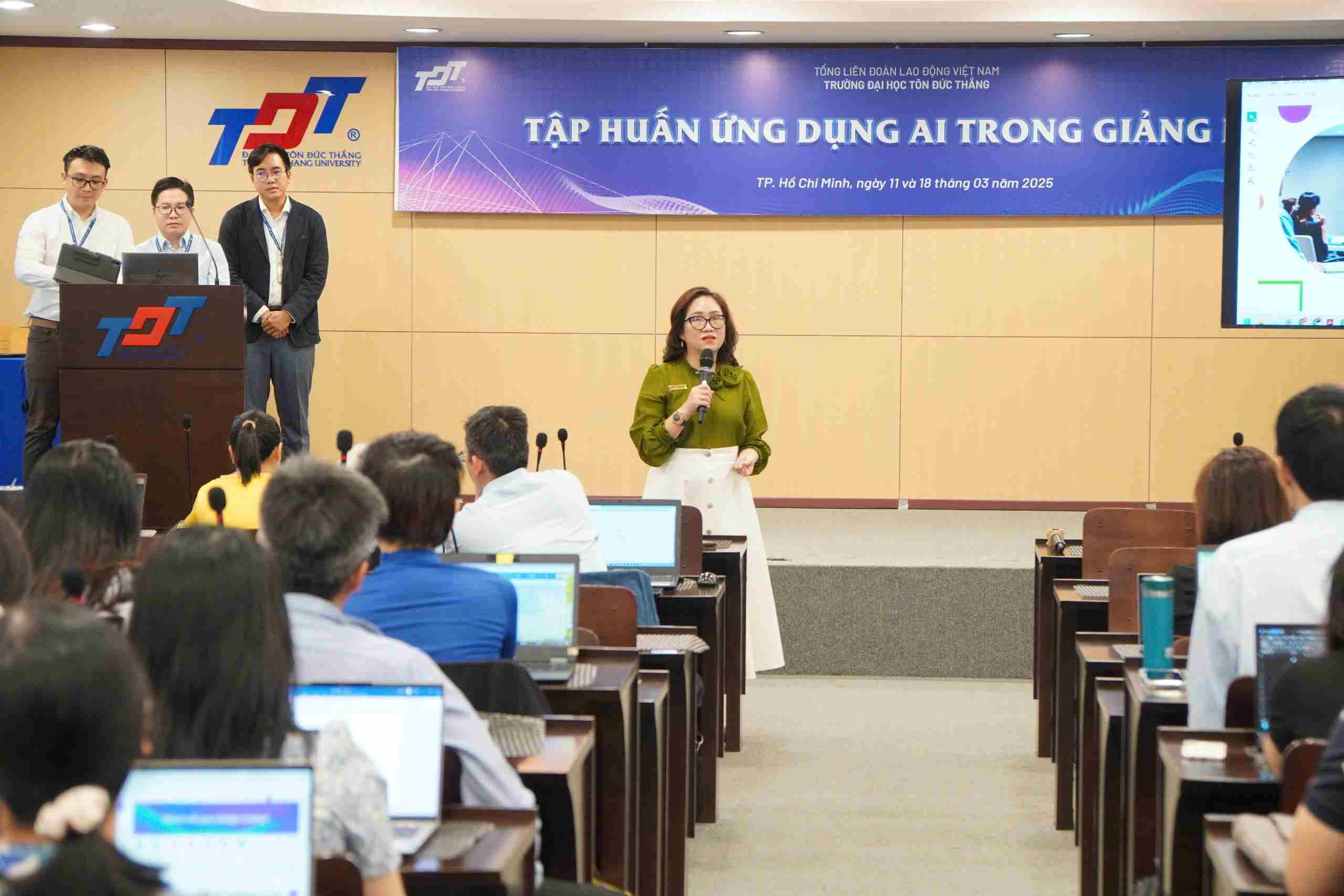 TS. Dương Thị Thùy Vân tập huấn ứng dụng AI trong giảng dạy. Ảnh: Nhân vật cung cấp