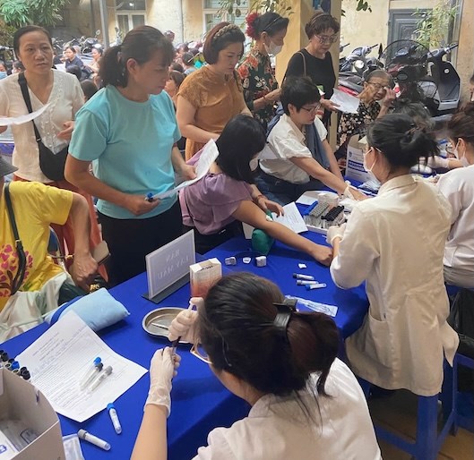 ベトナム女性の日20/10を記念してキムリエン区労働組合が共同で開催した無料健康診断プログラムに参加する女性組合員、労働者。写真:区労働組合