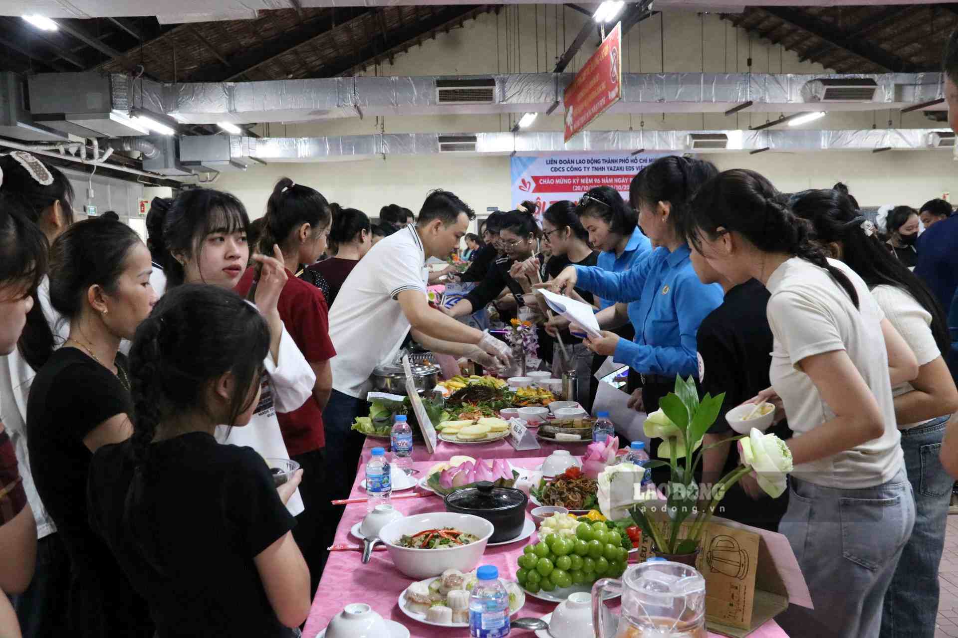 Người lao động hào hứng tham gia hội thi. Ảnh: Đình Trọng