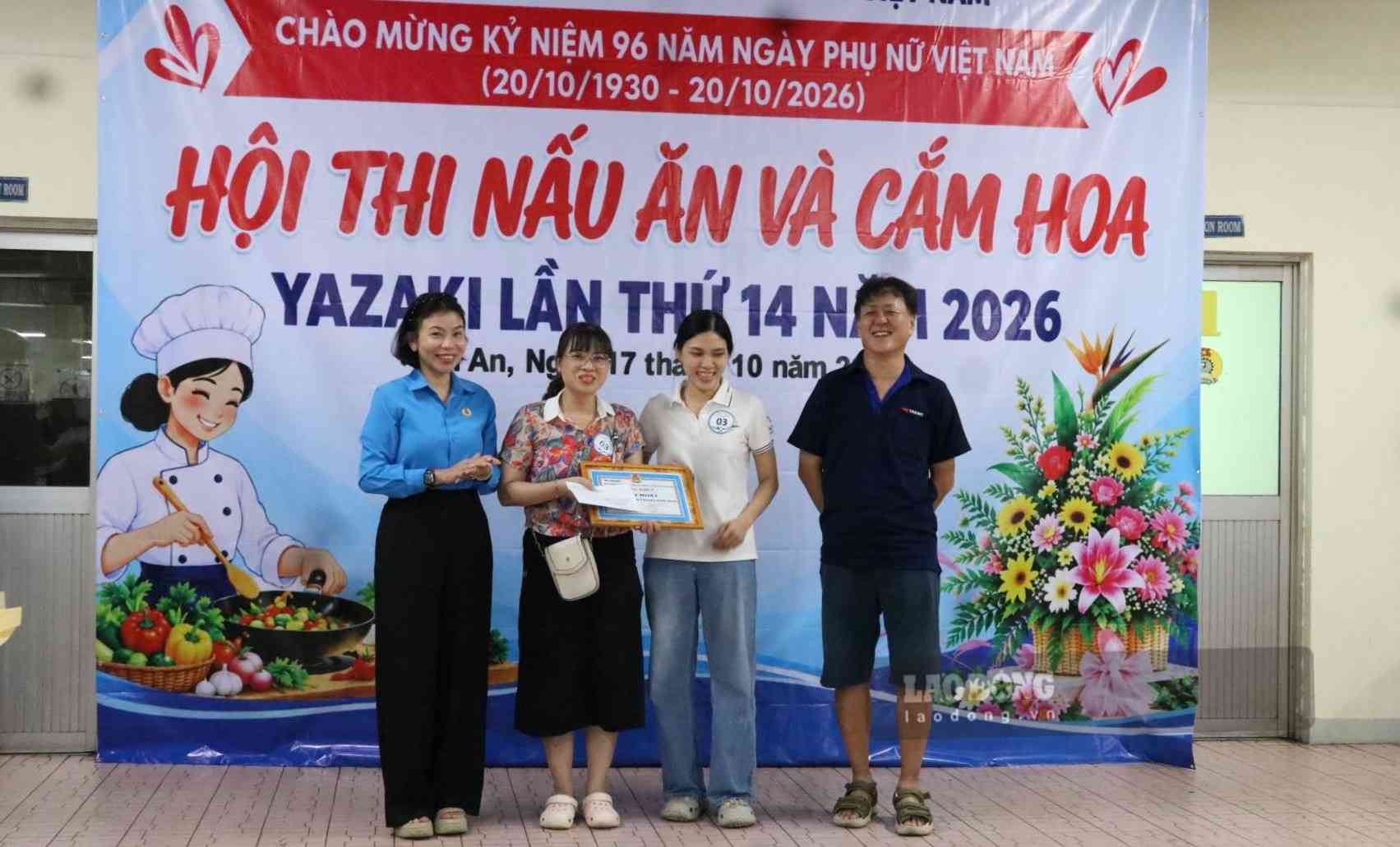 Ban tổ chức trao giải cho các đội thi đạt giải tại nhà máy ở Dĩ An. Ảnh: Đình Trọng
