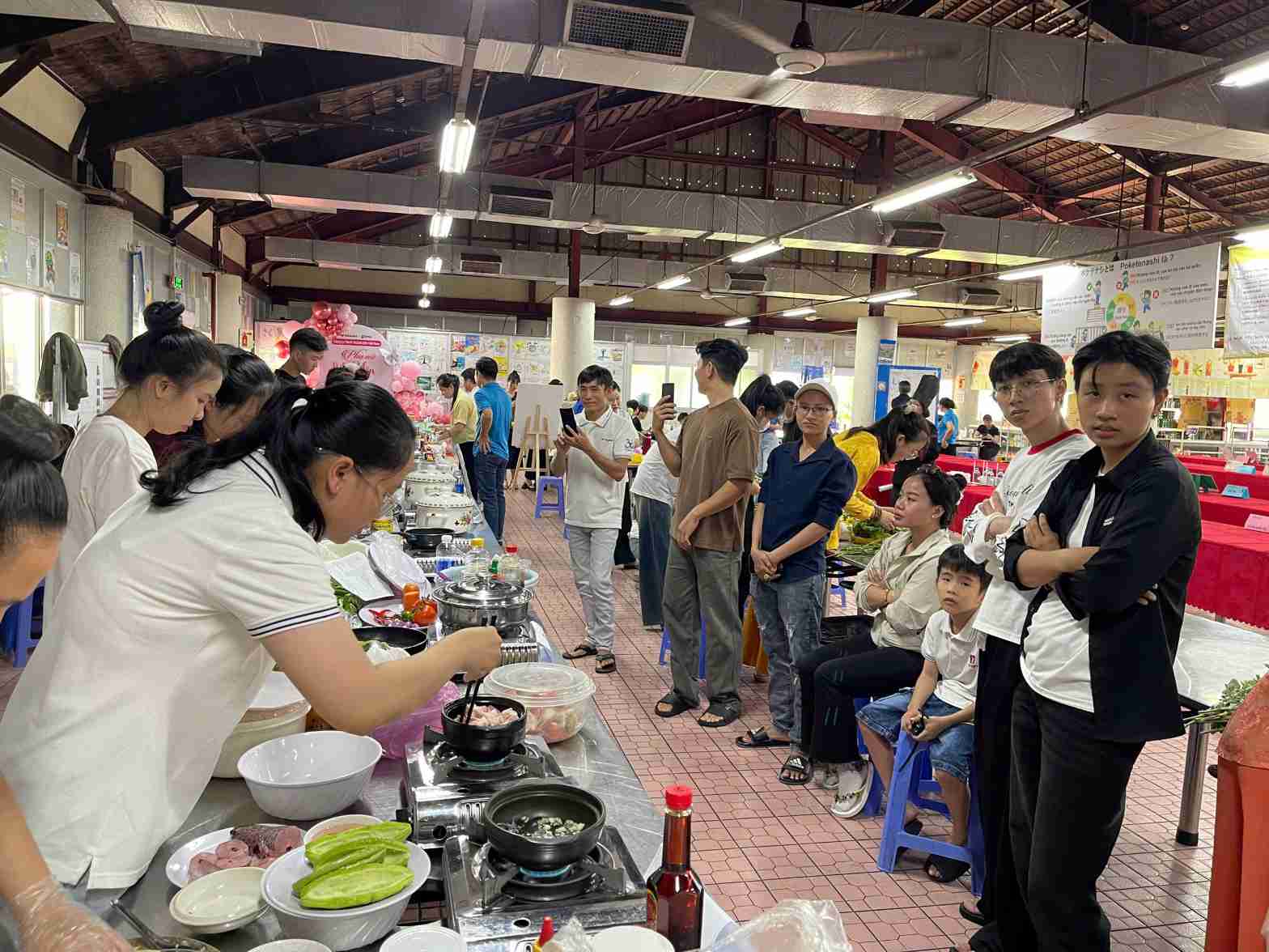 Hình ảnh các đội tham gia hội thi nấu ăn ở nhà máy của công ty tại phường Bến Cát. Ảnh: CĐCS cung cấp