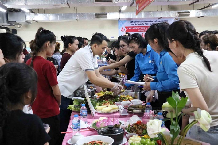 Concours de cuisine à la société Yazaki EDS Vietnam Co., Ltd. Photo: Dinh Trong