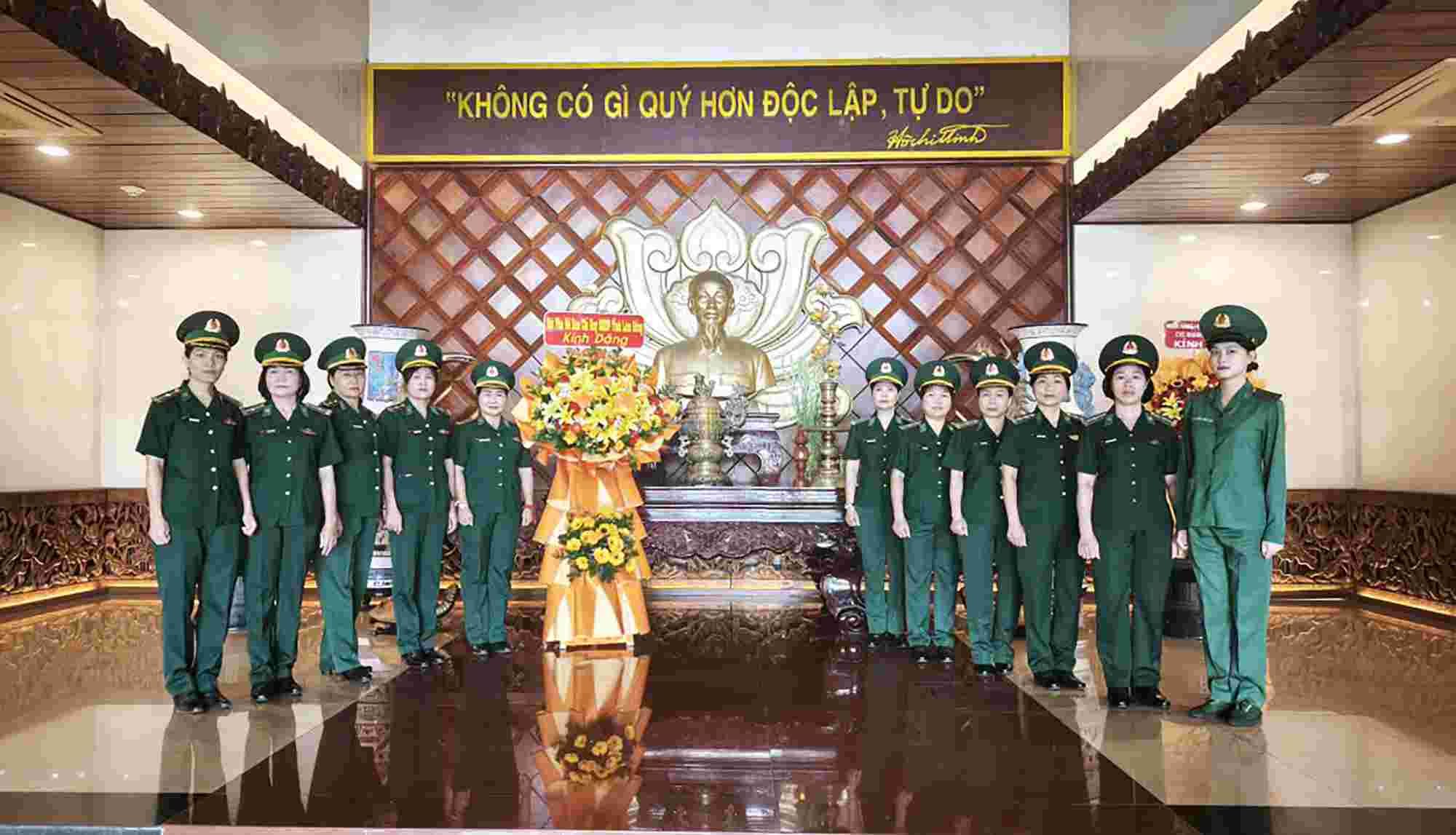 Hội Phụ nữ Bộ đội Biên phòng tỉnh Lâm Đồng dâng hương tại Bảo tàng Hồ Chí Minh. Ảnh: Văn Hoàn