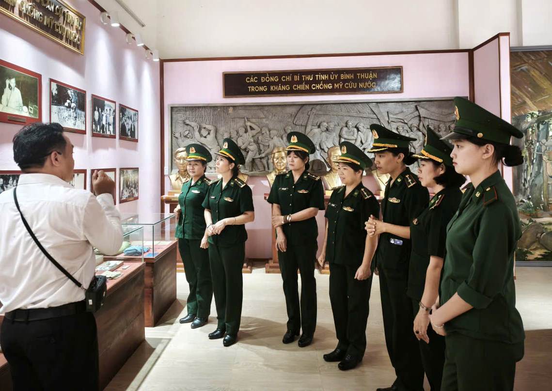 Cán bộ, hội viên Hội Phụ nữ Bộ đội Biên phòng tỉnh Lâm Đồng tham quan, tìm hiểu lịch sử tại Di tích Căn cứ Tỉnh ủy Bình Thuận. Ảnh: Văn Hoàn