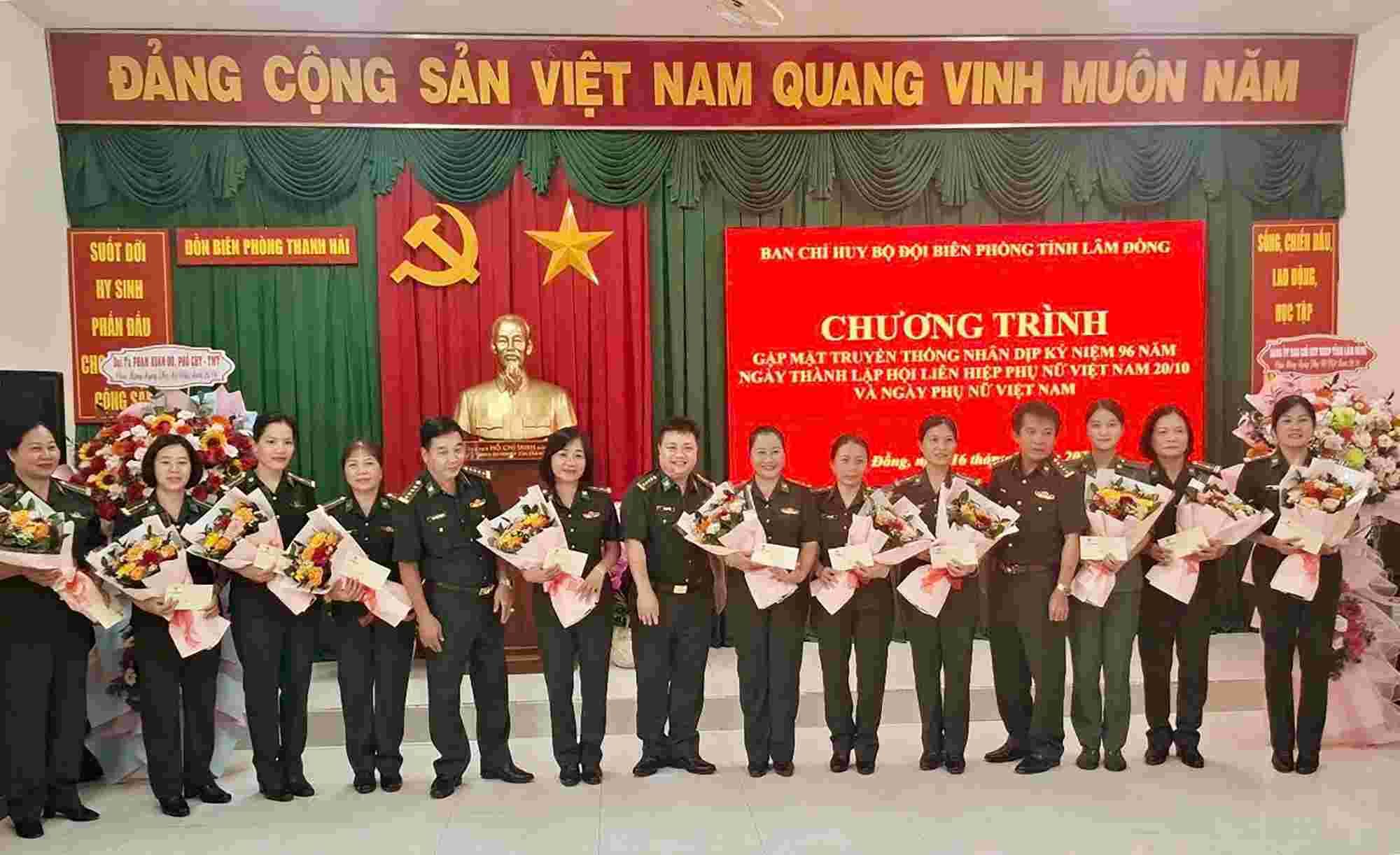 Đảng ủy, Ban Chỉ huy Bộ đội Biên phòng tỉnh Lâm Đồng tổ chức gặp mặt, tặng quà cán bộ, hội viên phụ nữ nhân kỷ niệm 96 năm Ngày thành lập Hội Liên hiệp Phụ nữ Việt Nam . Ảnh: Văn Hoàn