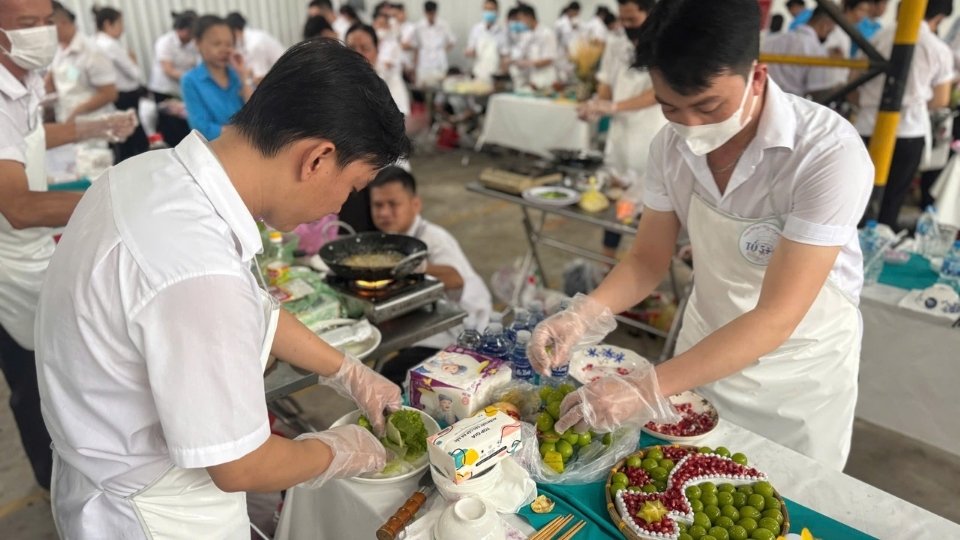 23 đội nam công nhân hào hứng tranh tài tại hội thi nấu ăn với chủ đề “Việt Hồng! Khi nam giới vào bếp”. Ảnh: 