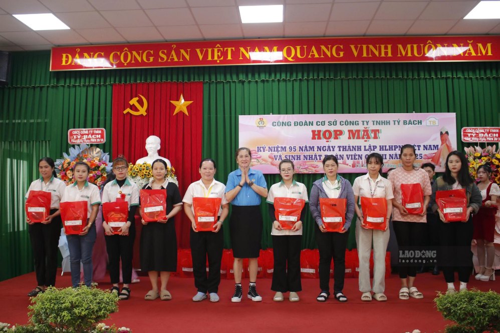 Công đoàn cơ sở trao quà, chia sẻ khó khăn với người lao động, góp phần lan tỏa tinh thần tương thân tương ái. Ảnh: Hoàng Lộc (chụp 7.2026)