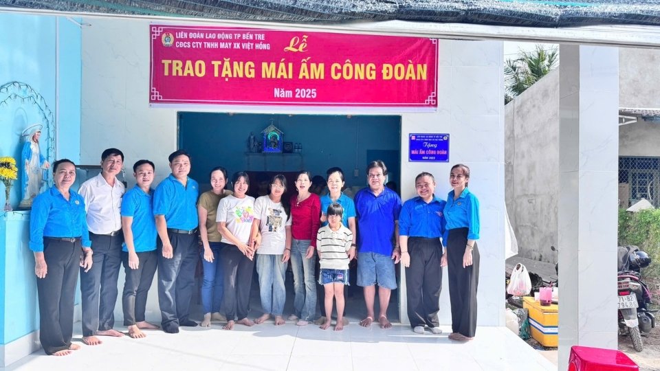 Hoạt động hỗ trợ nhà ở thể hiện vai trò đồng hành của tổ chức công đoàn với đoàn viên khó khăn. Ảnh: CĐCS Công ty TNHH May Xuất khẩu Việt Hồng