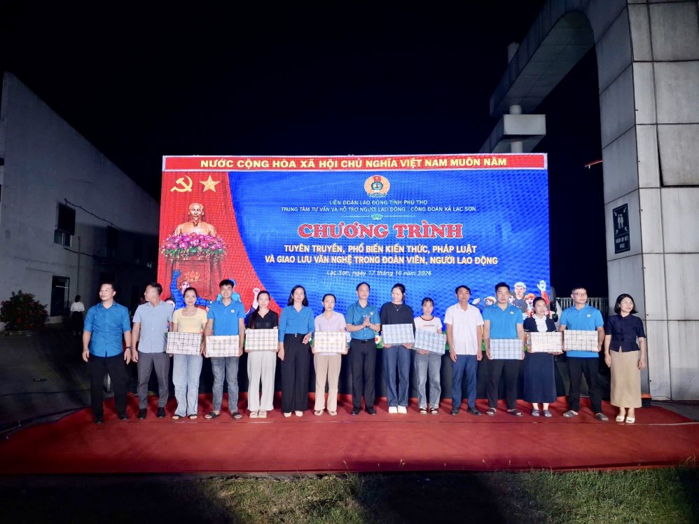 Lãnh đạo Trung tâm Tư vấn và hỗ trợ Người lao động tỉnh Phú Thọ và xã Lạc Sơn trao giải cho các đội tham gia. Ảnh: Bắc Dương chụp 17/10/2026.