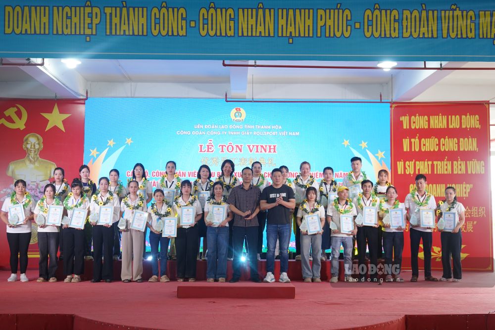 Trao tặng kỷ niệm chương và giấy khen của Công đoàn Công ty TNHH Giầy Rollsport Việt Nam. Ảnh: Quách Du (chụp ngày 17.10.2026)